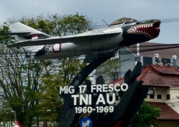 Monumen Pesawat MiG 17 FRESCO di Persimpangan Suhat, Malang