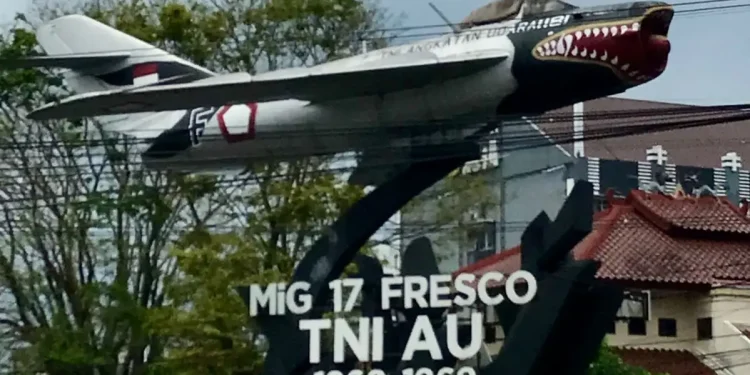 Monumen Pesawat MiG 17 FRESCO di Persimpangan Suhat, Malang
