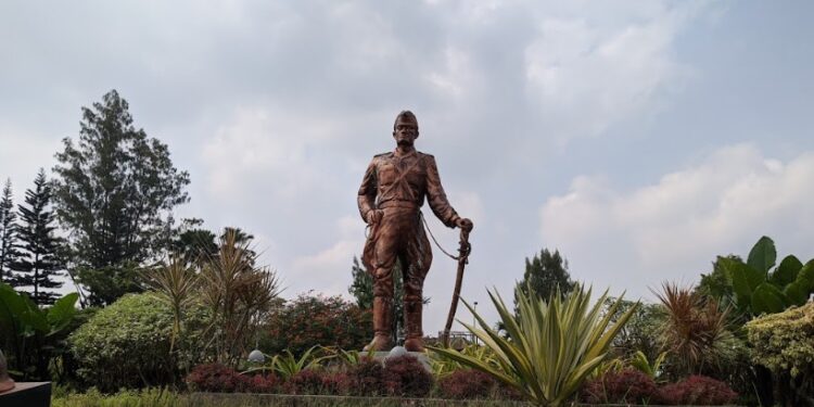 Monumen Hamid Rusdi di Taman Simpang Balapan Malang.