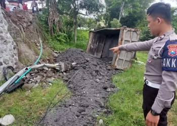 Petugas unit laka Polres Batu saat proses evakuasi truk muatan pasir yang terguling jatuh ke jurang susuh, Jalan Raya Giripurno Kecamatan Bumiaji Kota Batu, Rabu (10/5/2023).
