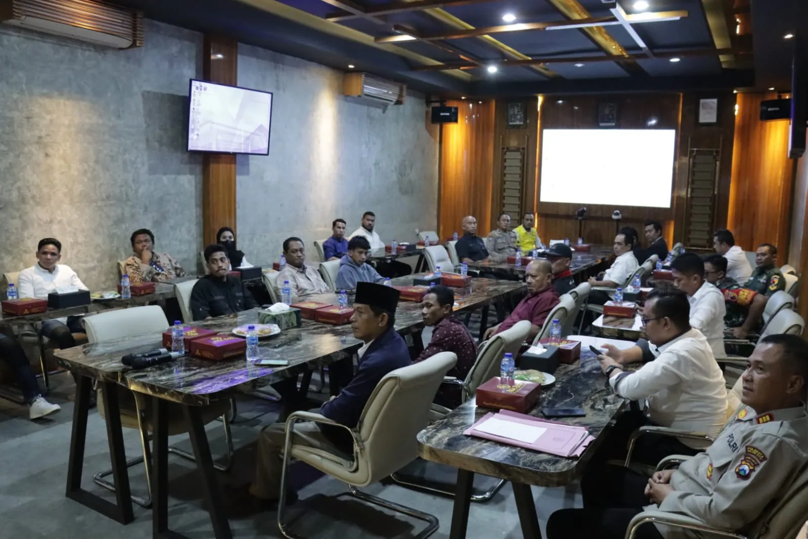 Mediasi antara mahasiswa dan warga yang terlibat keributan di Kota Malang. 