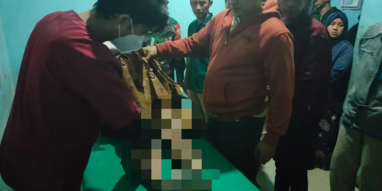 Tim medis melakukan pemeriksaan pada jenazah korban.