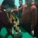 Tim medis melakukan pemeriksaan pada jenazah korban.
