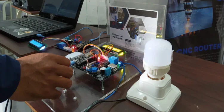 Penampakan saklar lampu berbasis IoT buatan mahasiswa Prodi D4 Elektro di Direktorat Pendidikan Vokasi Universitas Muhammadiyah Malang (UMM).