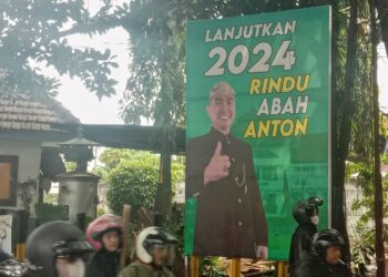 Salah satu spanduk berisi gambar Abah Anton yang terpampang di sudut Kota Malang.