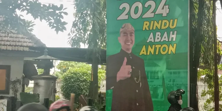 Salah satu spanduk berisi gambar Abah Anton yang terpampang di sudut Kota Malang.