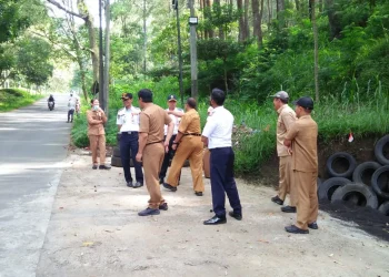 Pemkot Batu melalui petugas Dishub Kota Batu saat meninjau kondisi jalur penyelamat di jalur alternatif Klemuk, Kota Batu yang rencana akan diperbaiki lagi.