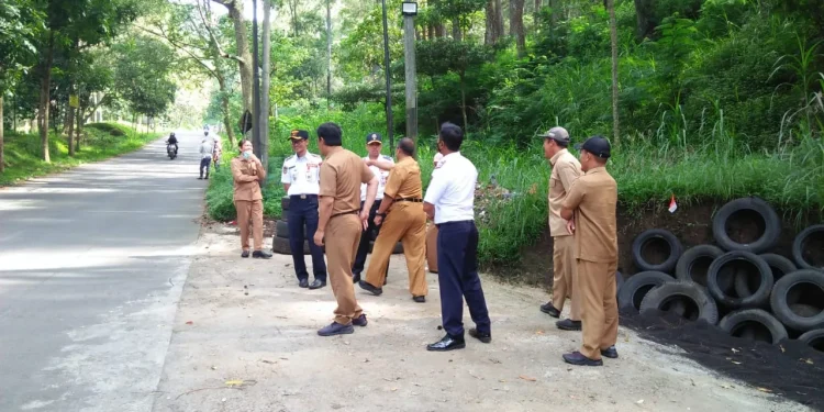 Pemkot Batu melalui petugas Dishub Kota Batu saat meninjau kondisi jalur penyelamat di jalur alternatif Klemuk, Kota Batu yang rencana akan diperbaiki lagi.