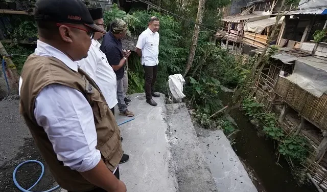 Pj Wali Kota Batu Aries Agung Paewai saat berkunjung ke desa wisata bon desa di Desa Tulungrejo, Kecamatan Bumiaji, Kota Batu, Kamis (25/5/2023).
