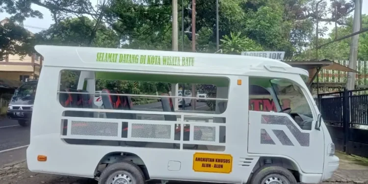 Penampakan mobil angkot di Kota Batu yang dimodifikasi. Rencana, mobil wisata ini akan melayani wisatawan untuk berkeliling Kota Batu.