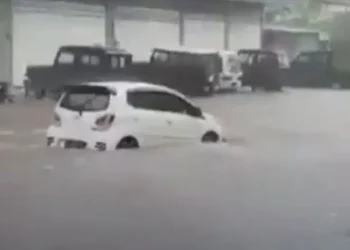 Mobil yang terjebak banjir di wilayah Kedawung, Kota Malang.