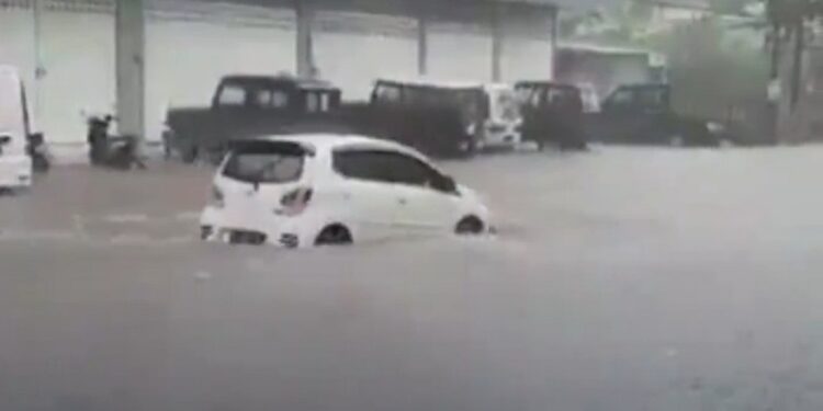 Mobil yang terjebak banjir di wilayah Kedawung, Kota Malang.