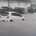 Mobil yang terjebak banjir di wilayah Kedawung, Kota Malang.