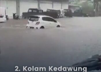 Mobil yang terjebak banjir di wilayah Kedawung, Kota Malang.