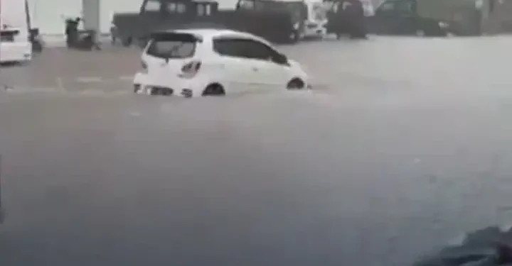 Mobil yang terjebak banjir di wilayah Kedawung, Kota Malang.