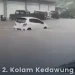 Mobil yang terjebak banjir di wilayah Kedawung, Kota Malang.