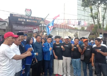 Wali Kota Malang, Sutiaji berfoto bersama warga saat berada di KPU Kota Malang.