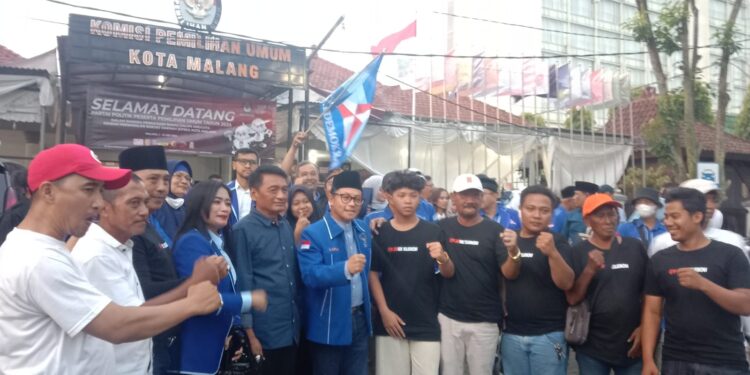 Wali Kota Malang, Sutiaji berfoto bersama warga saat berada di KPU Kota Malang.