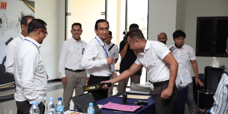 Suasana pelaksanaan UTBK gelombang pertama pada Senin (8/5/2023) ditinjau langsung oleh Rektor Prof. Widodo.