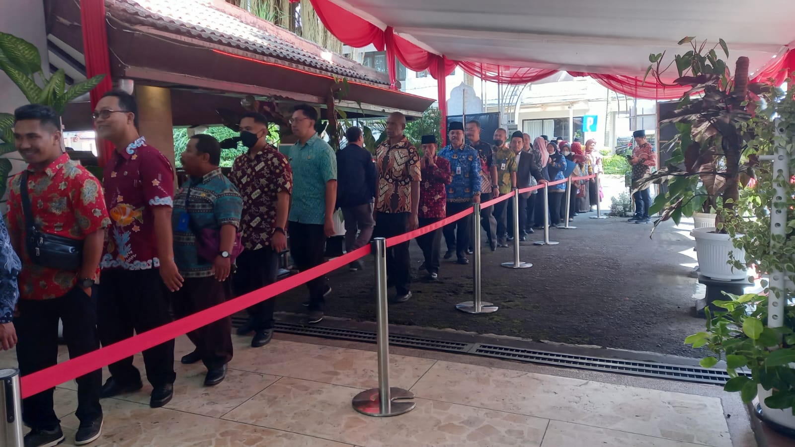 Antrean ASN menuju ke Pringgitan Pendopo Kabupaten Malang untuk bersalaman dengan Sanusi.