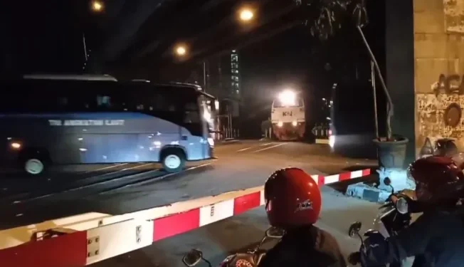 Tangkapan layar bus TNI AL menerobos dan hampir tertabrak kereta api di perlintasan kereta api Jalan Kolonel Sugiono, Kota Malang.