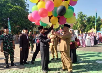 Bupati Malang, Sanusi resmi membuka lomba dengan melepas balon.