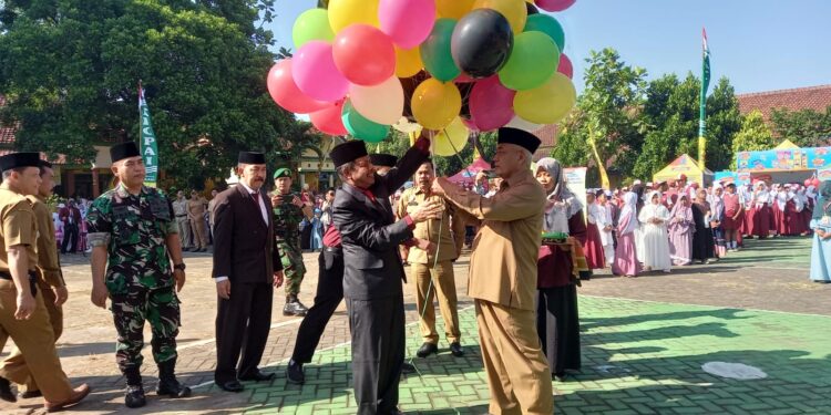 Bupati Malang, Sanusi resmi membuka lomba dengan melepas balon.