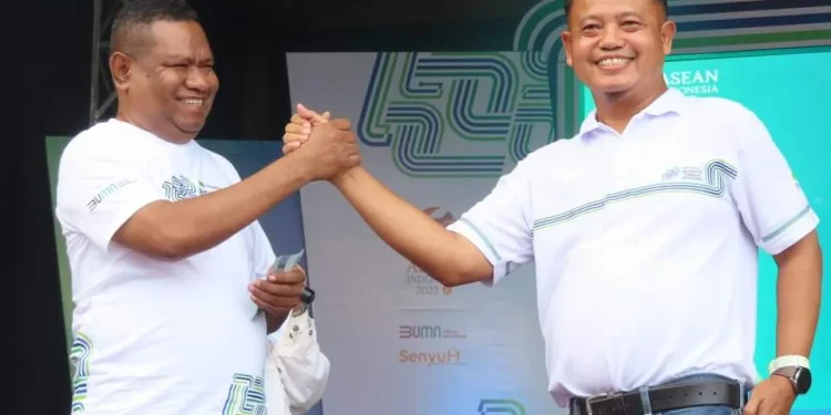 Karyawan senior Pegadaian Kanwil 12 (kiri) diundang naik naik ke atas panggung (14/5/2023).