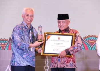 Bupati Malang, Sanusi (kanan) saat menerima penghargaan Tokoh Penggerak Keinsinyuran.