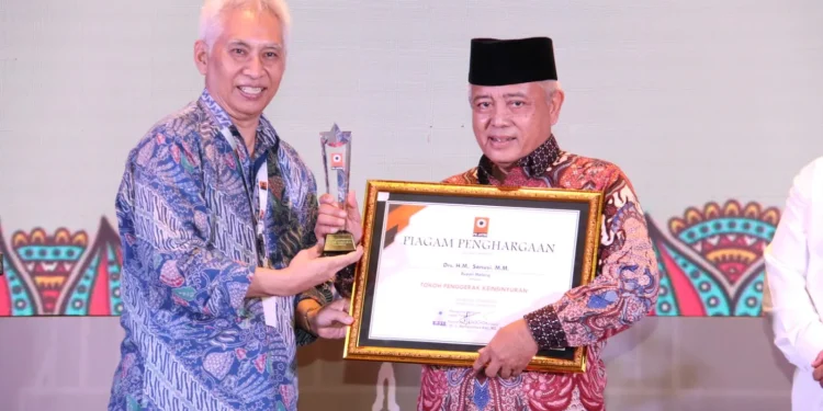 Bupati Malang, Sanusi (kanan) saat menerima penghargaan Tokoh Penggerak Keinsinyuran.