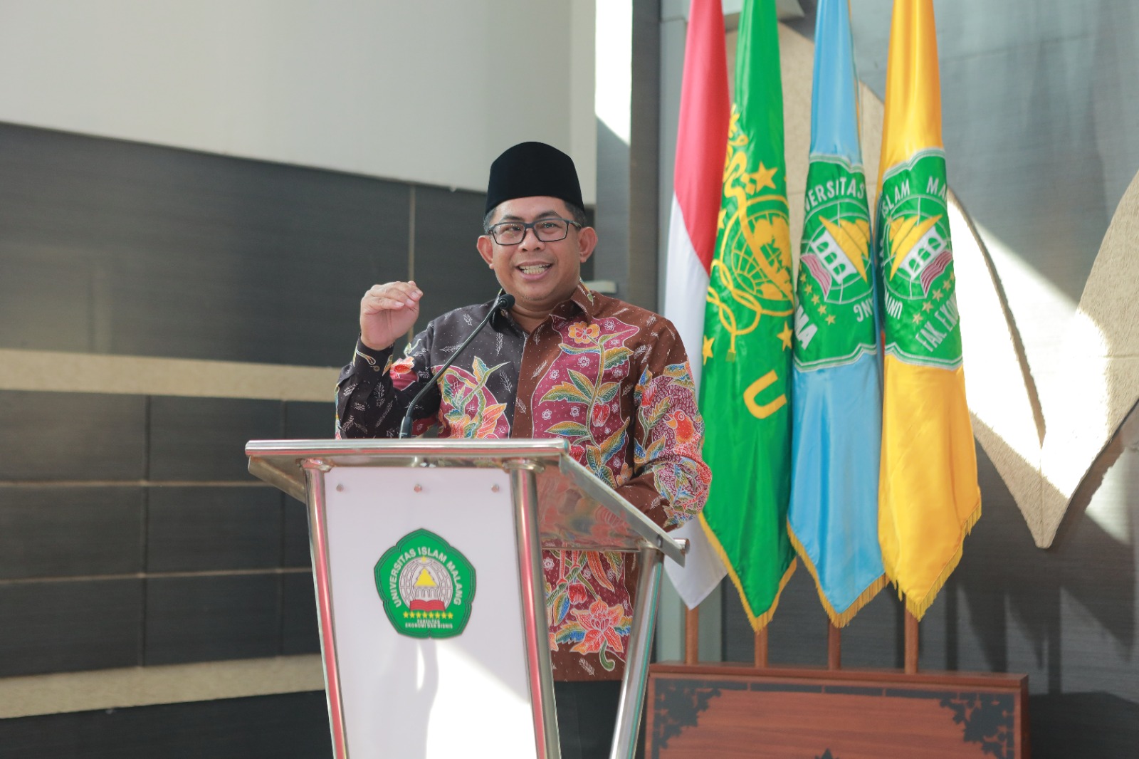Kepala Otoritas Jasa Keuangan Malang, Sugiarto Kasmuri, saat memberikan materi. 