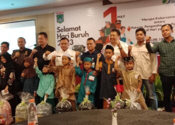 Foto bersama serikat Buruh dan pekerja dengan anak yatim dan perwakilan BPJS Ketenagakerjaan serta Pemerintah Kabupaten Malang (03/05/2023).