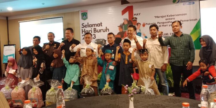 Foto bersama serikat Buruh dan pekerja dengan anak yatim dan perwakilan BPJS Ketenagakerjaan serta Pemerintah Kabupaten Malang (03/05/2023).