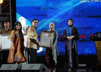 dr. Sari Chairunnisa, Owner & VP Research and Development Paragon, menerima WIPO National Award for Enterprise dari Menteri Hukum dan HAM Bapak Yasonna Laoly.