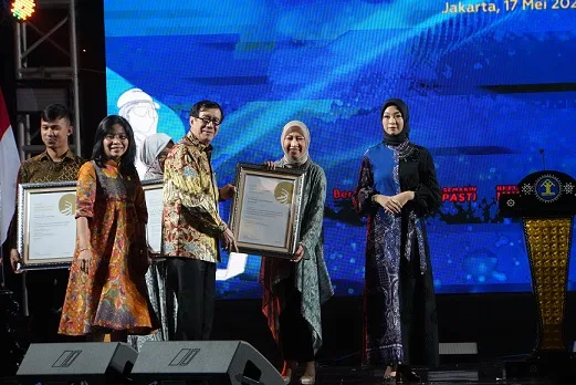 dr. Sari Chairunnisa, Owner & VP Research and Development Paragon, menerima WIPO National Award for Enterprise dari Menteri Hukum dan HAM Bapak Yasonna Laoly.