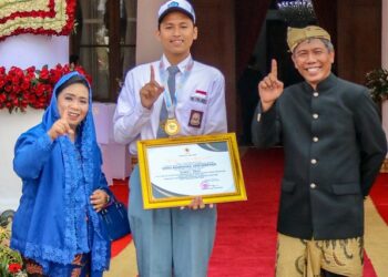 Dhio Randhika Veryansyah (tengah), siswa SMKN 1 Turen yang berhasil meraih penghargaan dari Gubernur Jawa Timur, Khofifah Indar Parawansa.