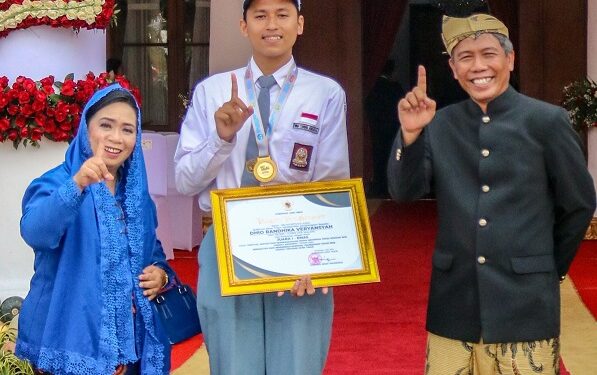 Dhio Randhika Veryansyah (tengah), siswa SMKN 1 Turen yang berhasil meraih penghargaan dari Gubernur Jawa Timur, Khofifah Indar Parawansa.