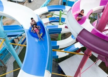 Asyiknya meluncur di salah satu wahana Hawai Waterpark.