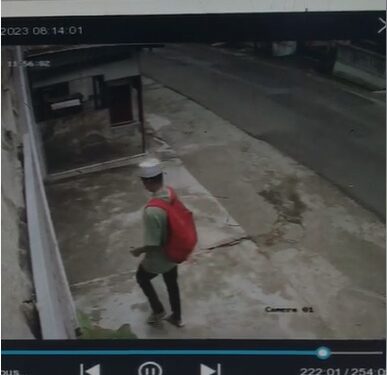 Tersangka terekam kamera CCTV saat melancarkan aksinya. Foto: Polres Malang