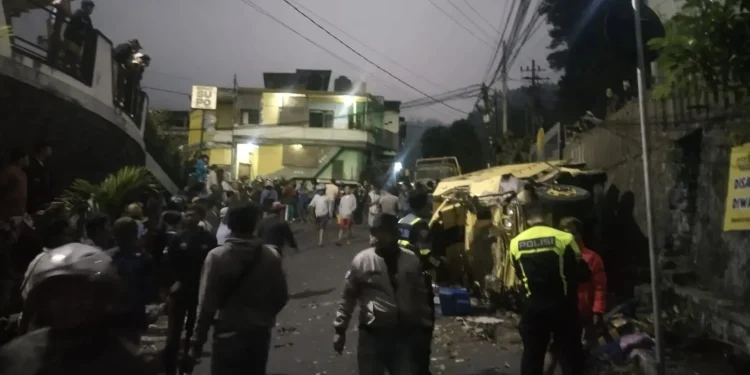 Tampak truk yang mengalami rem blong dan menabrak 4 kendaraan dan 8 orang korban masih terbalik di lokasi kejadian