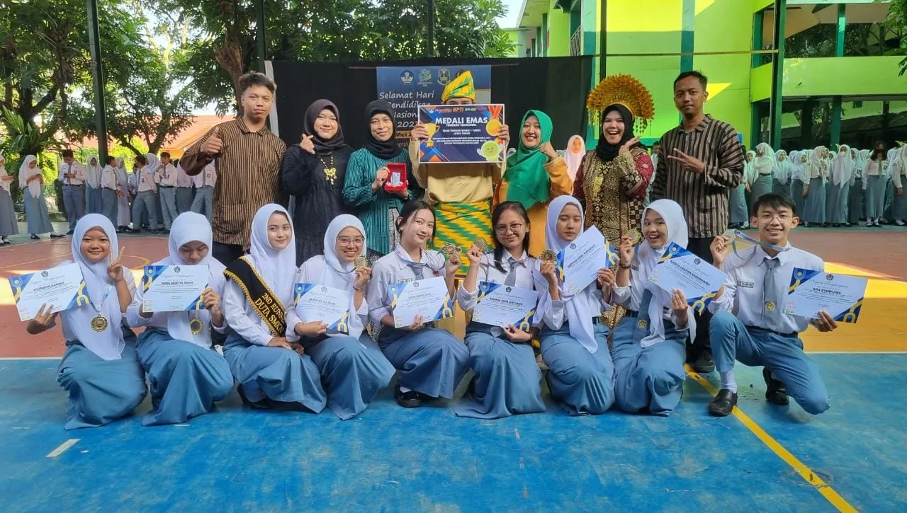 Tim Tuikesu yang berhasil menyabet medail emas di ajang FIKSI mendapat piagam dari kepala sekolah.