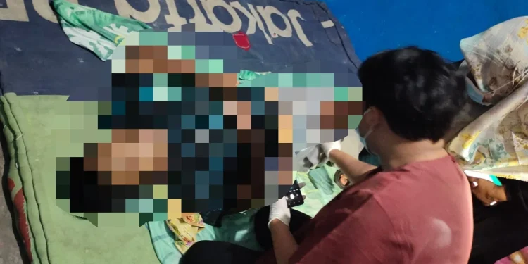 Tim media memeriksa kondisi korban.