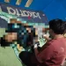 Tim media memeriksa kondisi korban.