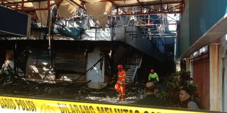 Situasi lokasi kebakaran yang melanda Malang Plaza.