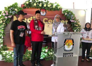 Ketua DPC PDIP Kabupaten Malang, Didik Gatot Subroto menerima tanda terima berkas dari KPU Kabupaten Malang.