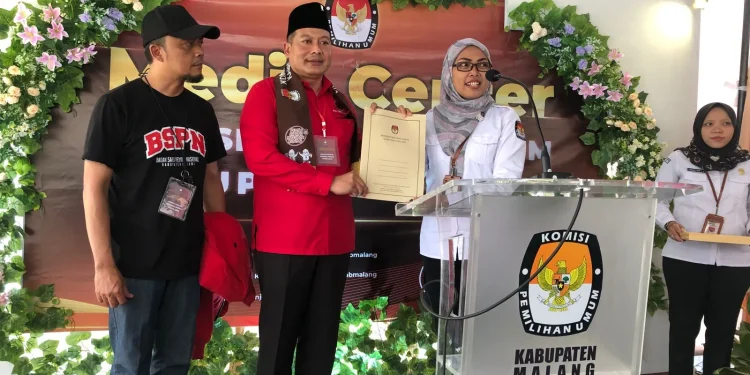 Ketua DPC PDIP Kabupaten Malang, Didik Gatot Subroto menerima tanda terima berkas dari KPU Kabupaten Malang.