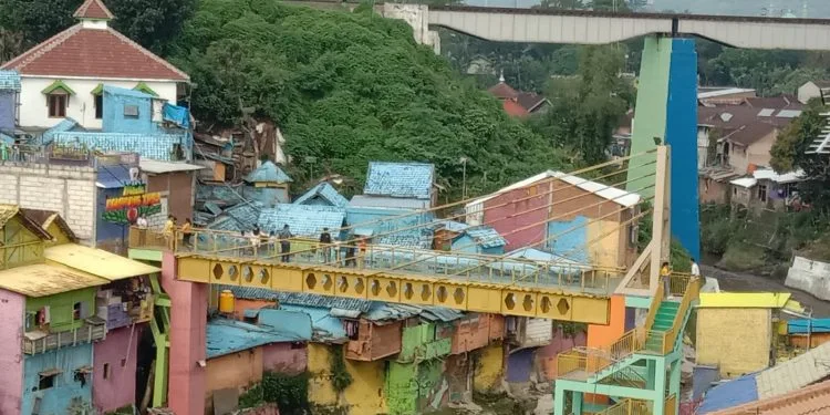 Kampung Warna-Warni Jodipan destinasi wisata murah dan indah di Kota Malang.