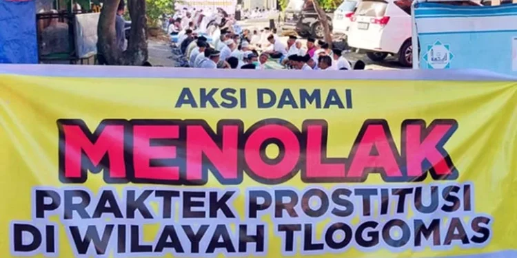doa bersama warga Tlogomas menolak prostitusi di penginapan