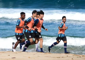Punggawa Arema FC menjalani sesi latihan fisik di pantai.