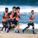 Punggawa Arema FC menjalani sesi latihan fisik di pantai.